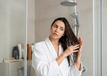 5 Καθημερινές συνήθειες στο ντους που αποδυναμώνουν τα μαλλιά