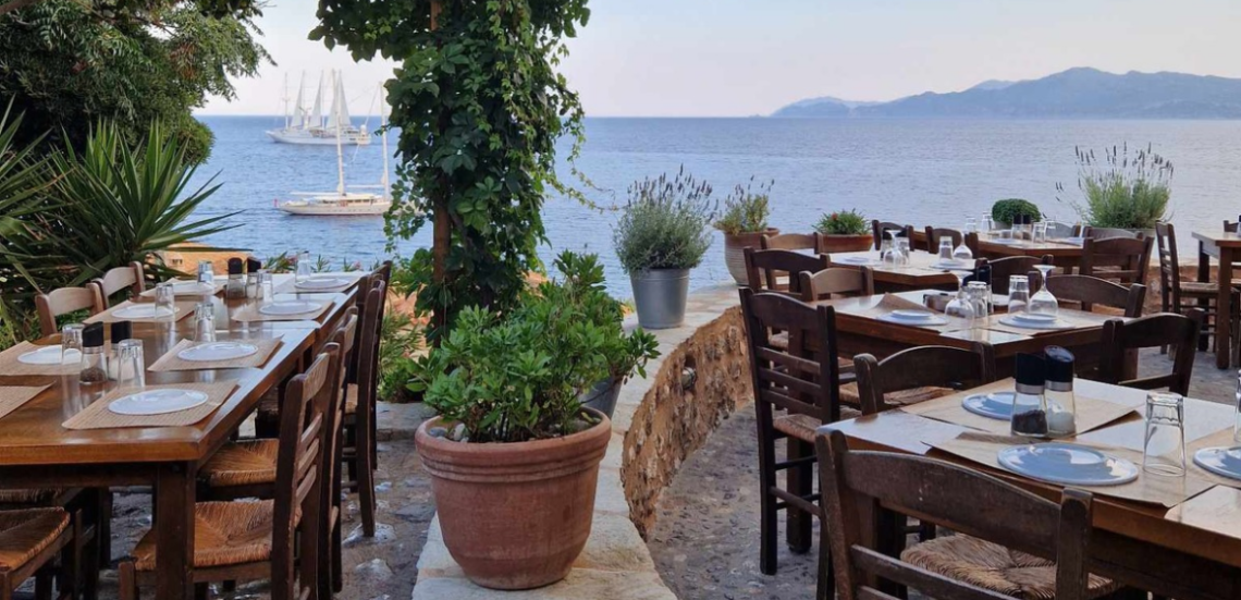 123 Anywhere St. Any City 17 Η ταβέρνα της Ματούλας: Με τη θάλασσα και την παράδοση στο πιάτο
