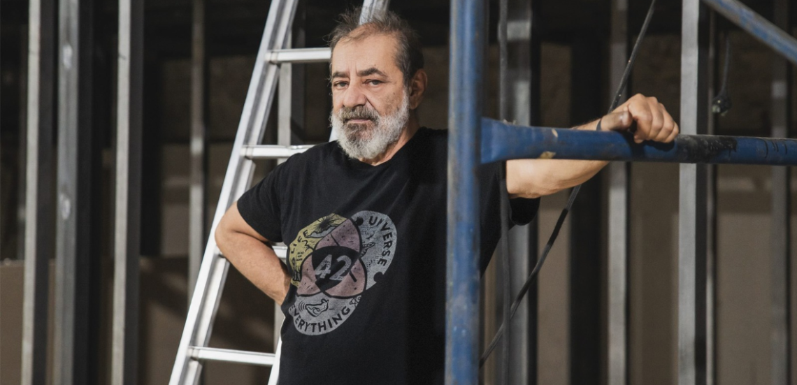 123 Anywhere St. Any City 19 Αντώνης Καφετζόπουλος: «Μην κοιτάτε τη φράση, δείτε τον ρόλο»