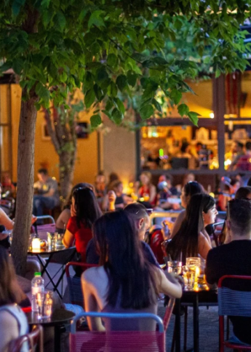 Το It’s a Βίλατζ κλείνει 10 χρόνια και γιορτάζει με μια εβδομάδα μουσικής και αναμνήσεων 117 Το It’s a Βίλατζ κλείνει 10 χρόνια και γιορτάζει με μια εβδομάδα μουσικής και αναμνήσεων