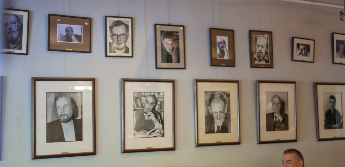 123 Anywhere St. Any City 5 Café de poetes: Η ποίηση σε ένα τραπέζι της Βικτώριας