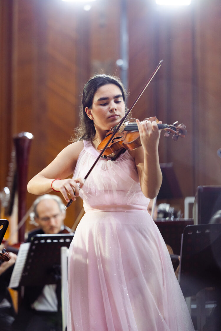 Kimia Corke 11 Η βιολονίστρια Λιάνα Τρετιακόβα συμπράττει με νέους βιρτουόζους και το Κουαρτέτο Αέναον