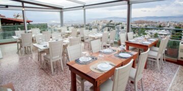 Μπαλκόνι στις Κυκλάδες: Γεύσεις Αιγαίου με θέα που μαγεύει