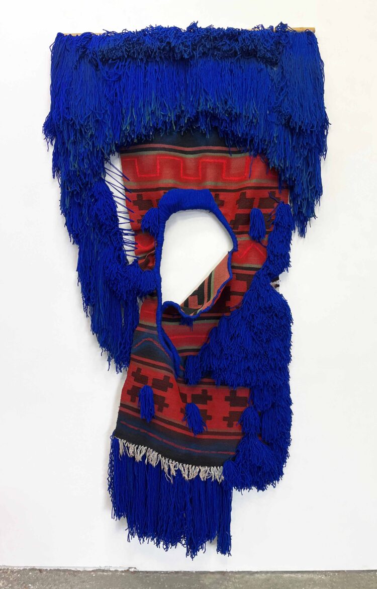 Μάρω Φασουλή Untitled Blue Tinos 2024 synthetic thread acrylic spray traditional hand woven wool rug 220x150cm Courtesy of the artist CAN Christina Androulidaki gallery Athens 01 «Το Αόρατο Νήμα υφαίνει» – Αγάπη Τήνου, 9 – 25 Οκτωβρίου 2026